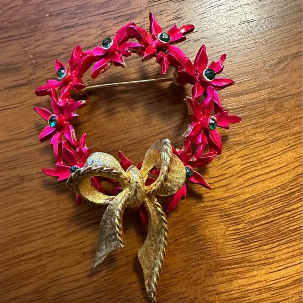 MyLu Christmas floral holiday Gold Tone RED POINSETTIA brooch pin